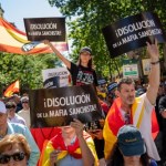 Pedro Sanchez Próbowali wedrzeć się do rezydencji premiera. Policjanci z obrażeniami