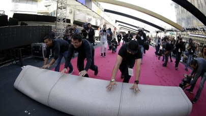 Próby, rozwijanie dywanu, rozstawianie dekoracji. Przygotowania do Oscarów