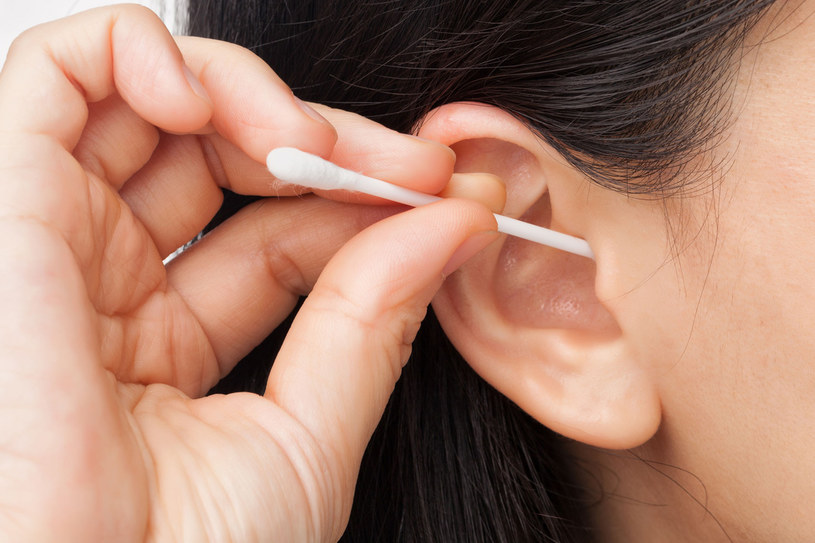 Próby samodzielnego wyczyszczenia uszu patyczkami z watką często źle się kończą, np. uszkodzeniem błony bębenkowej i utratą słuchu /123RF/PICSEL