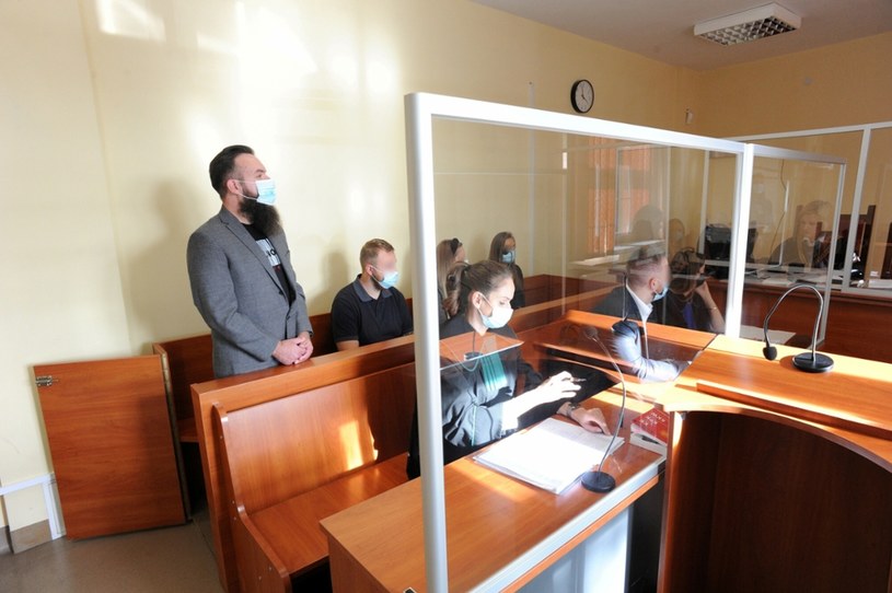 Proces czworga oskarżonych o złośliwe przeszkadzanie m.in. w mszy św., stoi Tomasz Mroczkowski (wyraził zgodę na publikację danych i wizerunku) /DOMIN/AGENCJA SE/East News /East News