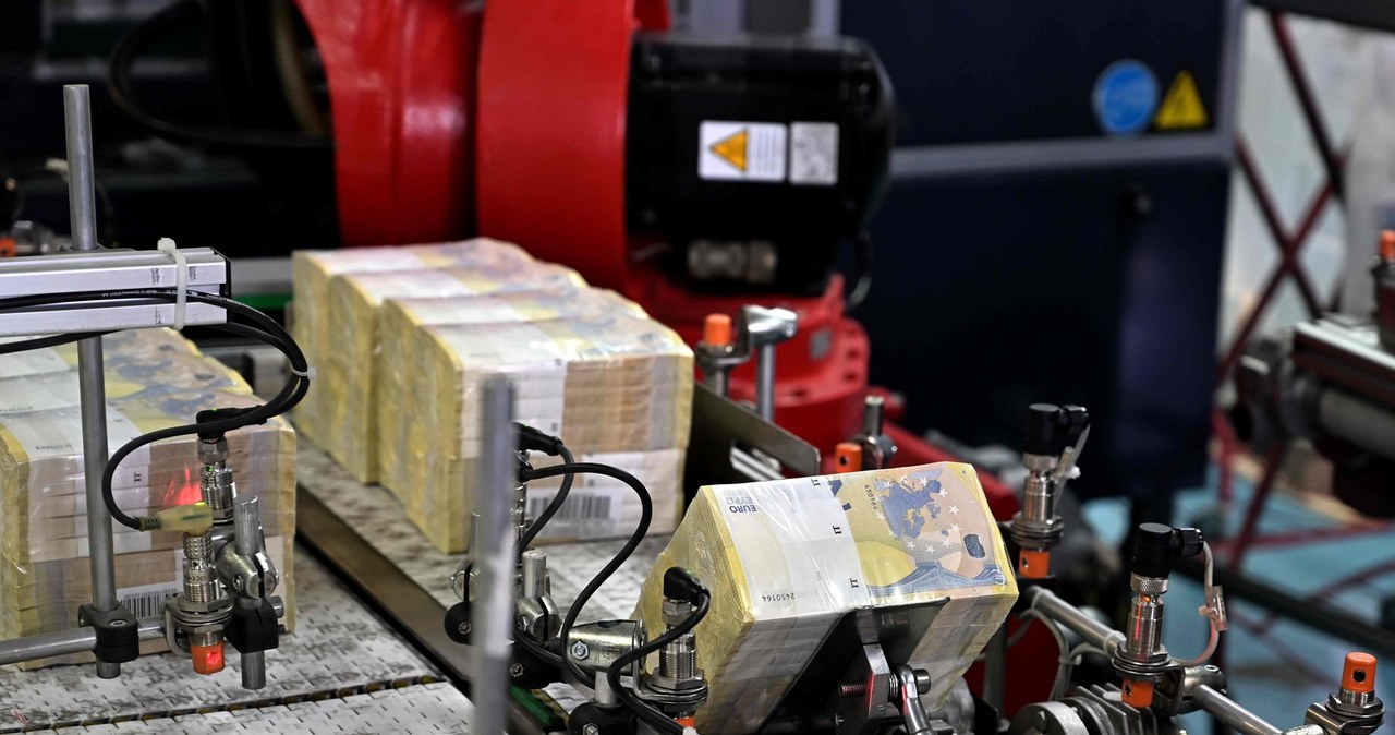 Proces drukowania banknotów euro we włoskim banku centralnym Bankitalia. EBC przydziela wielkość produkcji do różnych krajowych banków centralnych, które następnie dostarczają określoną część całkowitej rocznej produkcji. Banknoty są następnie rozdzielane między różne krajowe banki centralne. / AFP
