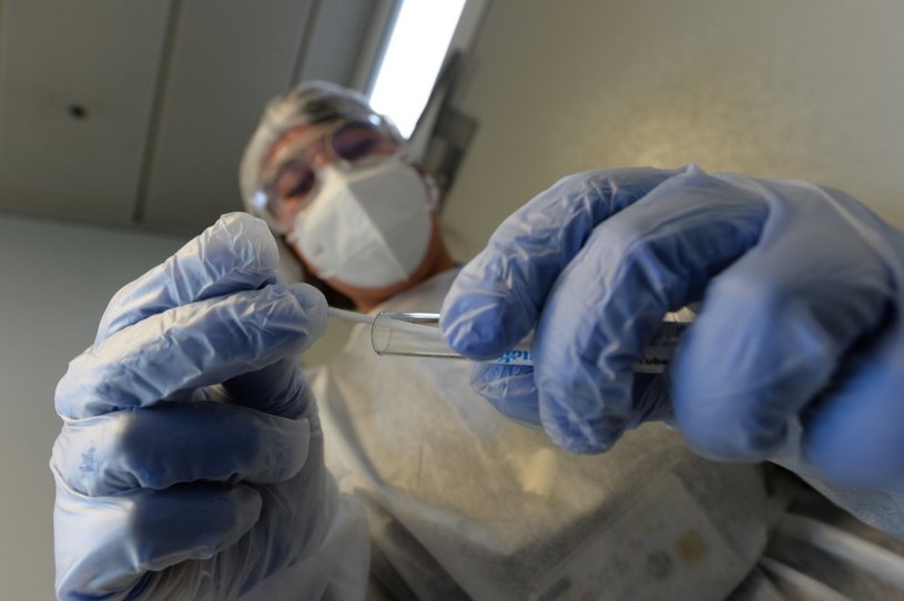 Proces pobierania próbek potrzebnych do przeprowadzenia testu na obecność koronawirusa /AFP