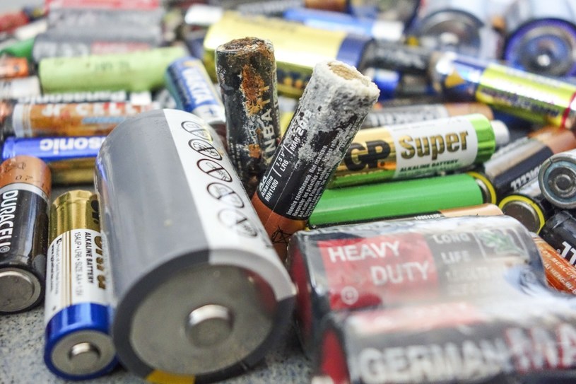 Proces rozpadu konwencjonalnej baterii może potrwać nawet 100 lat /East News