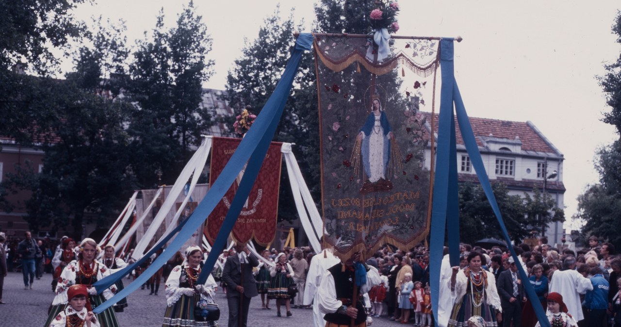 Procesja Bożego Ciała, Łowicz 1990 r. /Z archiwum Narodowego Archiwum Cyfrowego