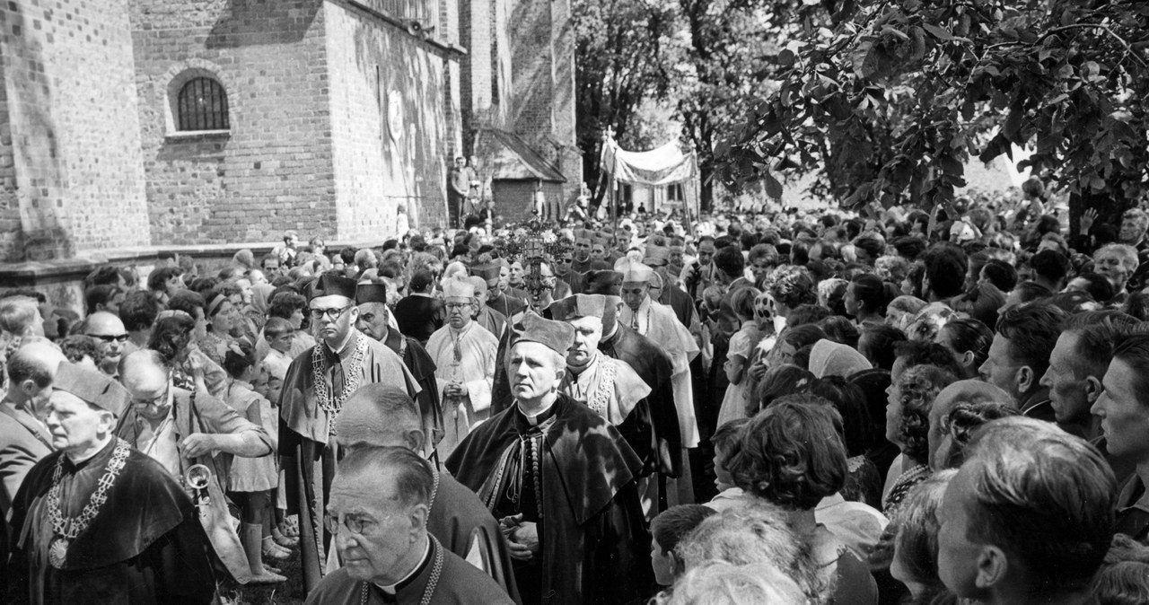 Procesja Bożego Ciała, Sandomierz, 1966  r. /Z archiwum Narodowego Archiwum Cyfrowego