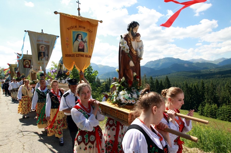 Procesja Bożego Ciała, w strojach góralskich, w podhalańskiej wsi Witów / 	Grzegorz Momot    /PAP