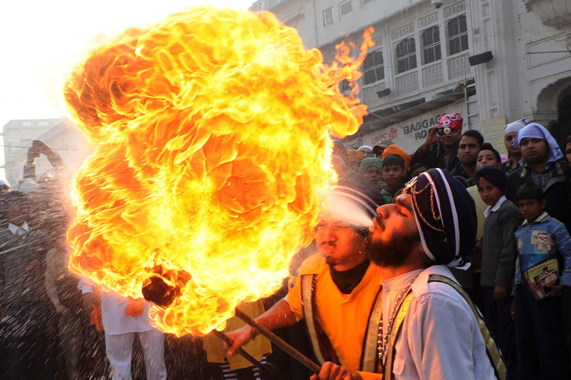 Procesja na terenie Złotej Świątyni w przeddzień rocznicy urodzin Guru Gobind Singha. / zdjęcie: AFP PHOTO/NARINDER NANU /East News
