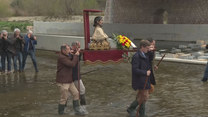 Procesja z figurą świętego Gauderyka. Rolnicy z Francji modlą się o deszcz