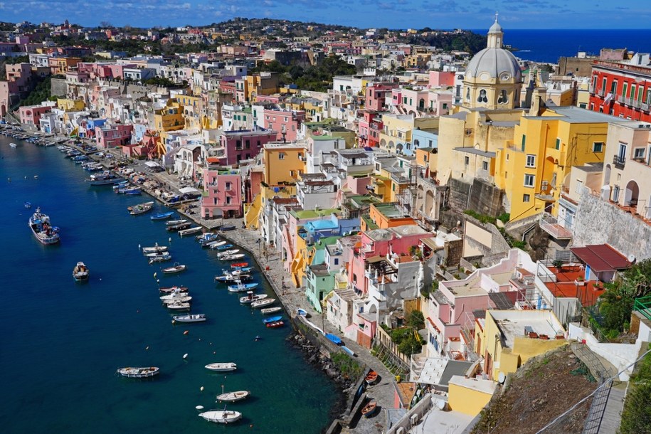 Procida - najgęściej zaludniona wyspa Europy – tutaj domy piętrzą się jeden na drugim! /Shutterstock