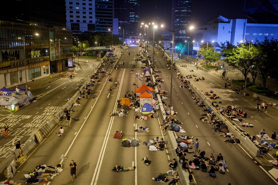 Prodemokratyczni demonstranci śpią przed siedzibą administracji Hongkongu /ALEX HOFFORD /PAP/EPA