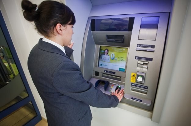 Producenci bankomatów starają się ukryć niedoskonałości swoich urządzeń /AFP