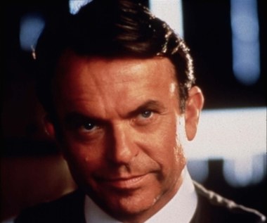 Producenci filmów o przygodach Jamesa Bonda dwa razy przymierzali się do powierzenia roli agenta 007 Samowi Neillowi. Za pierwszym razem lepszym kandydatem okazał się Timothy Dalton ("W obliczu śmierci" z 1987 roku), w drugim przypadku rywalizację o garnitur Bonda wygrał Pierce Brosnan ("GoldenEye" w 1995 roku).