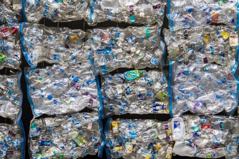 Producenci opakowań (np. butelek plastikowych) obecnie w niewielkim stopniu dokładają się do gospodarki odpadami. Przepisy o ROP mają to zmienić /Unsplash