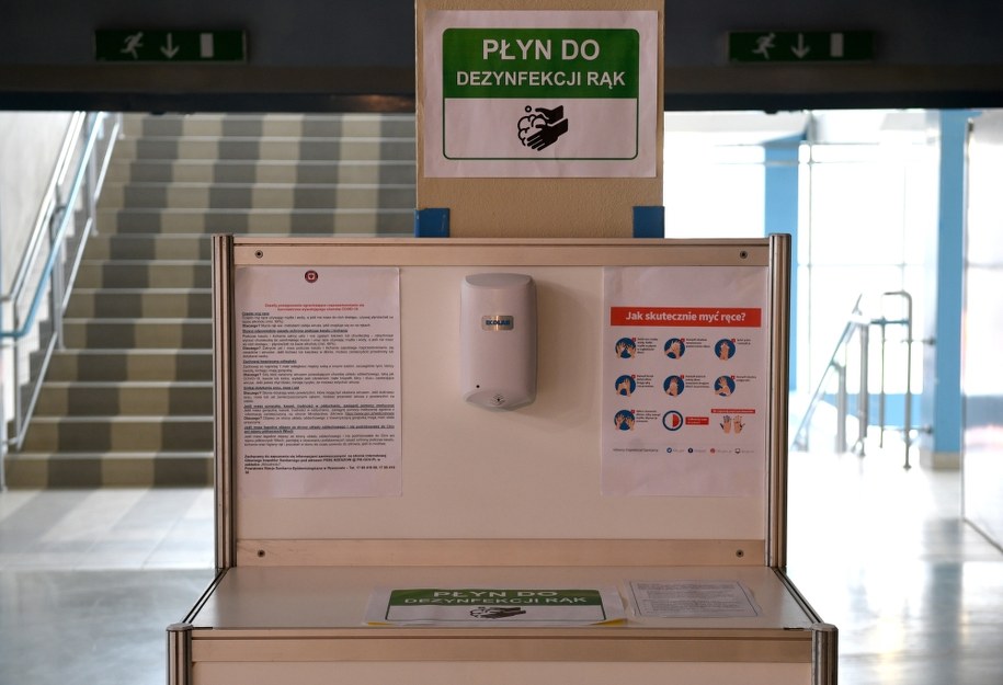 Producenci podkreślają, że na rynek mogłoby miesięcznie trafiać nawet 100 tys. ton środków dezynfekujących /Darek Delmanowicz /PAP