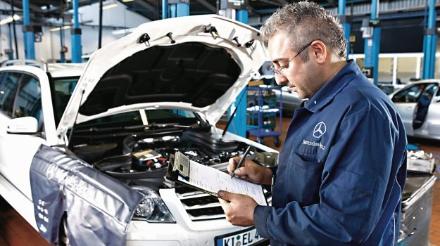 Producenci samochodów mogą dowolnie ustalać tolerancje dotyczące wykonywania przeglądów. /Motor