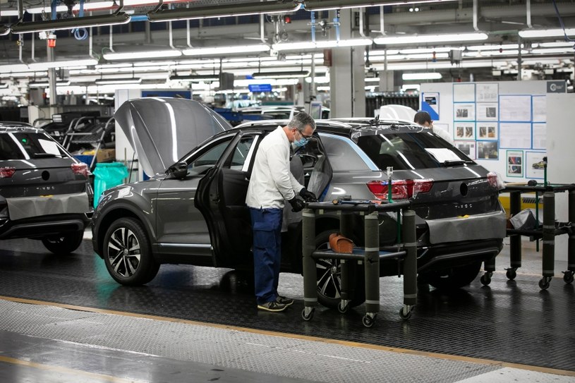 Producenci samochodowi wciąż w ciężkiej sytuacji /Getty Images