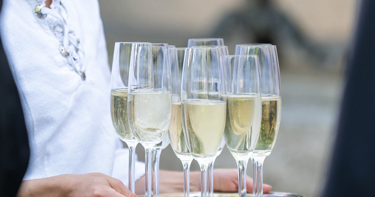 Producenci szampana skarżą się na spadek sprzedaży. Ich zdaniem ludzie nie mają powodów, żeby świętować /AFP