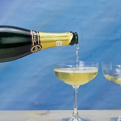 Producenci szampana szacują, że sylwestrowa sprzedaż szlachetnego trunku spadnie o 15 proc. /&copy; Bauer