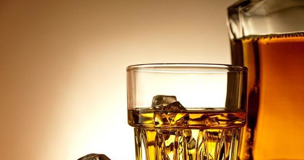 Producenci whiskey celowo ograniczają produkcję, by windować ceny /&copy;123RF/PICSEL