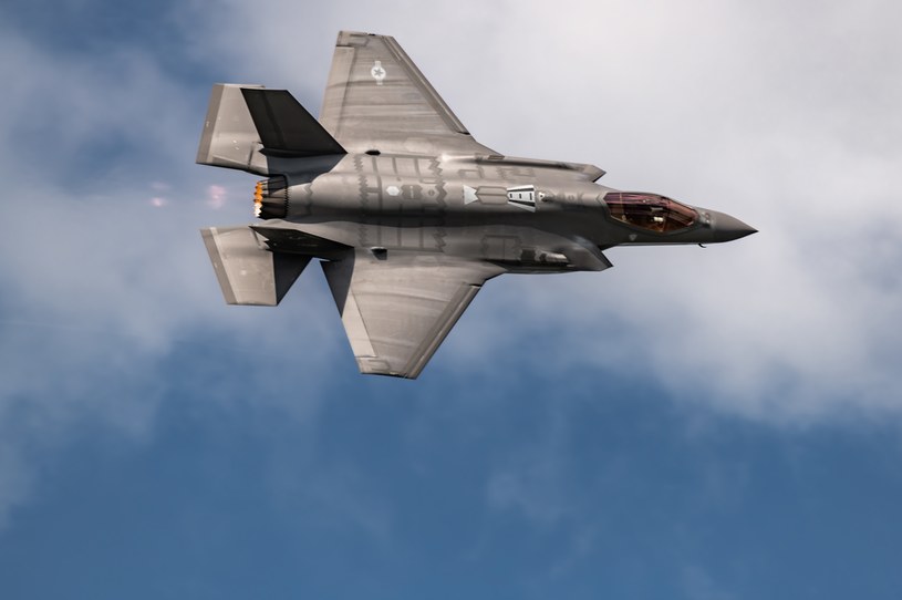 Producenci wykryli w silniku amerykańskiego nowoczesnego myśliwca F-35 tani chiński element /123RF/PICSEL
