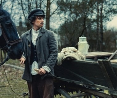 Producent filmu, Tomasz Kubski, tak mówi o produkcji: "Wszyscy zadają nam przemiennie dwa pytania: 'Dlaczego?', 'Po co?'.  Odpowiedź jest banalnie prosta: to jest początek całej historii i to miała być pierwsza część kultowej serii, ale pod koniec lat 60. ze względów politycznych nikt by nie pozwolił na produkcję filmu, który w negatywny, trochę prześmiewczy sposób ukazuje bratni naród radziecki. Tak naprawdę trylogia bez części, którą obecnie produkujemy jest niepełna, uboższa o świat, w którym Pawlak pierwszy raz się zakochał, pierwszy raz miał złamane serce, pierwszy raz walczył o swoje".