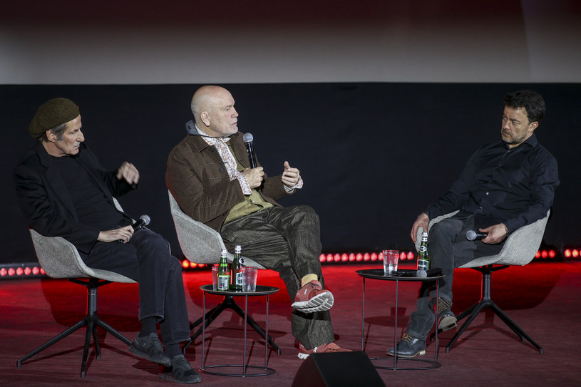 Producent Jacek Szumlas (L) i John Malkovich (C) w rozmowie z Michałem Chacińskim (P) / AKPA /AKPA