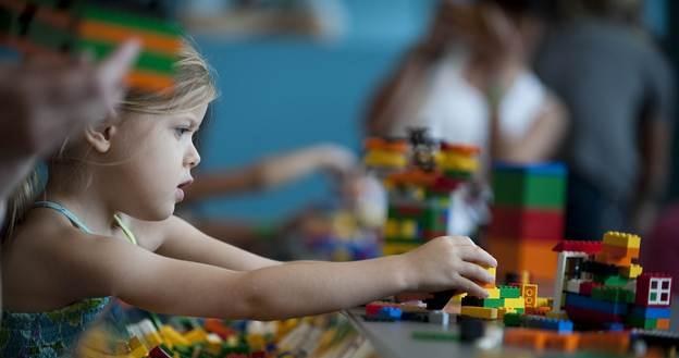 Producent klocków Lego wprowadza nowe zestawy /AFP