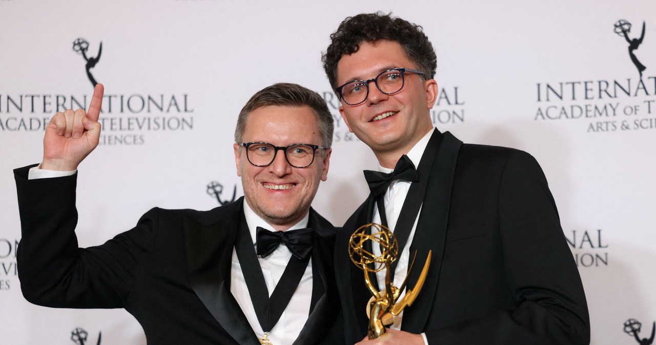 Producent Maciej Kubicki i reżyser Jakub Piątek z Międzynarodową Nagrodą Emmy za "Pianoforte" /CHARLY TRIBALLEAU/AFP/East News /East News