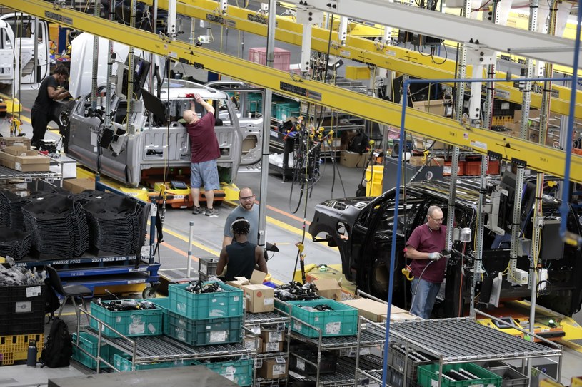 Produkcja aut stanęła w USA w trzech fabrykach. Należą one do Forda, GM i koncernu Stellantis /JEFF KOWALSKY  /AFP