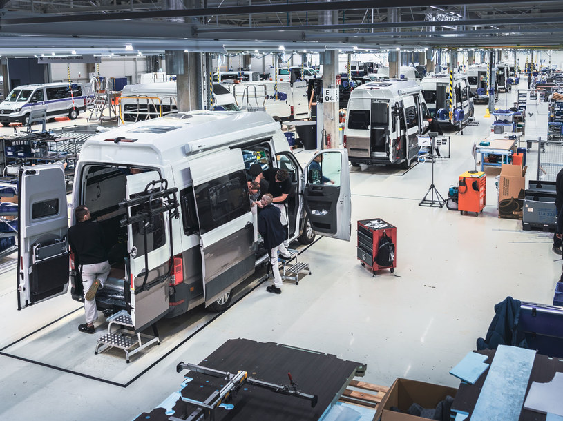 Produkcja Grand Californii odbywa się na dwóch liniach. Budowa kampervana Volkswagena wymaga 60 godzin /Marek Wicher    /INTERIA.PL
