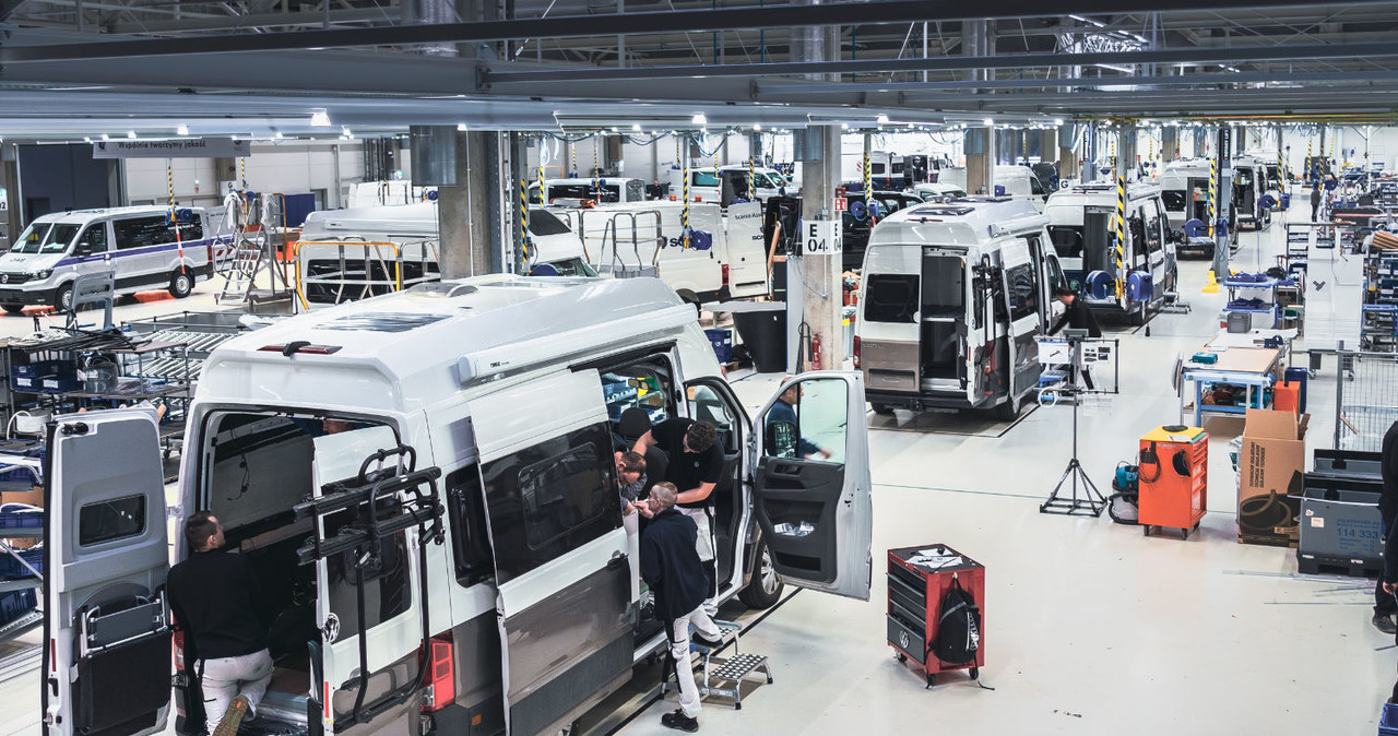 Produkcja Grand Californii odbywa się na dwóch liniach. Budowa kampervana Volkswagena wymaga 60 godzin /Marek Wicher    /INTERIA.PL
