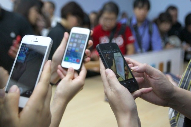 Produkcja iPhone'ów 5c będzie jeszcze płynniejsza. Dzięki systemowi rozpoznawania twarzy /AFP