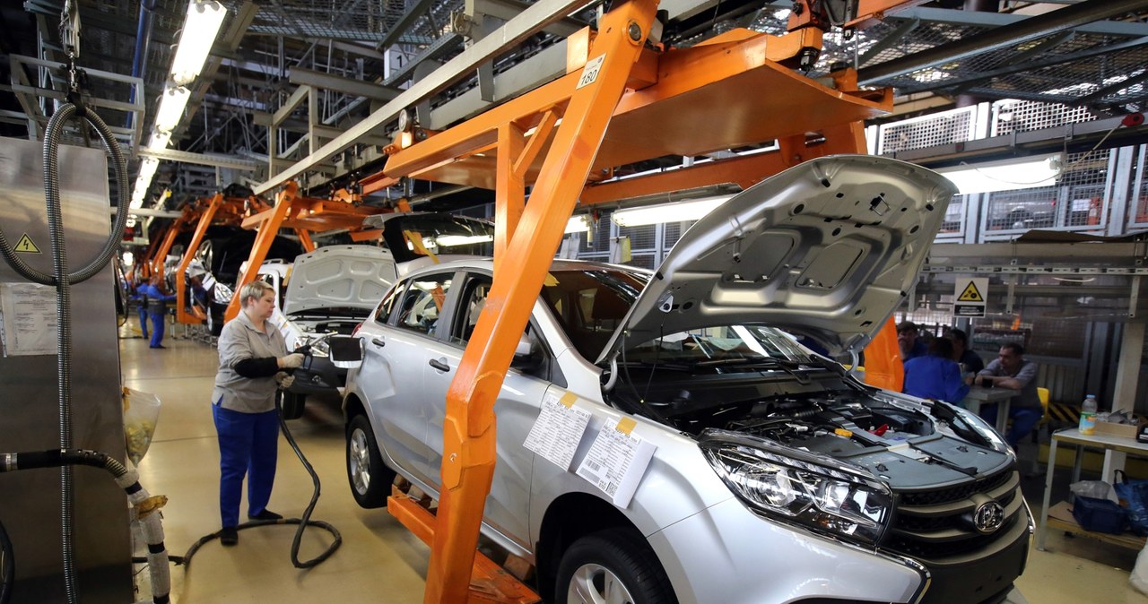 Produkcja Łady X-Ray w zakładzie w Togliatti. X-Ray to samochód produkowany na bazie płyty podłogowej Renault, używanej m.in. w Daciach /Getty Images