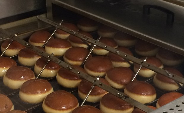 Produkcja pączków idzie pełną parą. Rano trafią do klientów