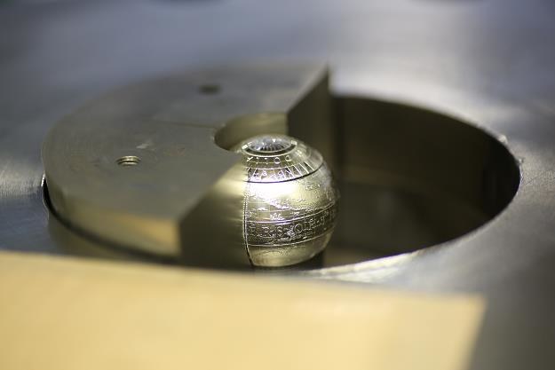 Produkcja pierwszej w świecie monety w kształcie kuli /PAP