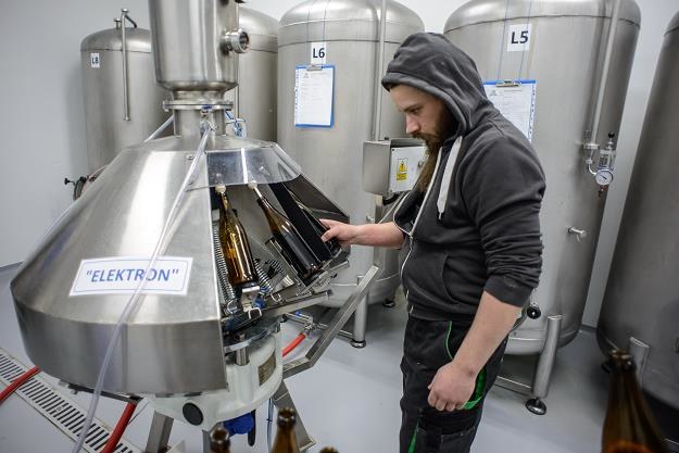 Produkcja piwa w browarze rzemieślniczym w Poniatowej /PAP