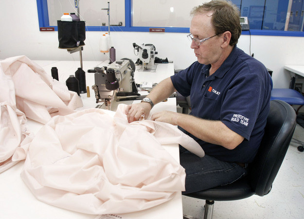 Produkcja poduszek powietrznych w firmie Takata /AFP