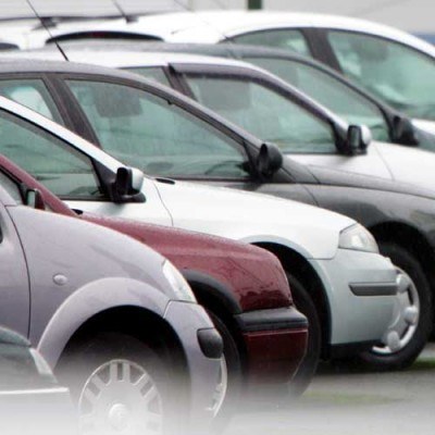 Produkcja samochodów osobowych w Unii Europejskiej spadła w zeszłym roku o 13 proc. /AFP