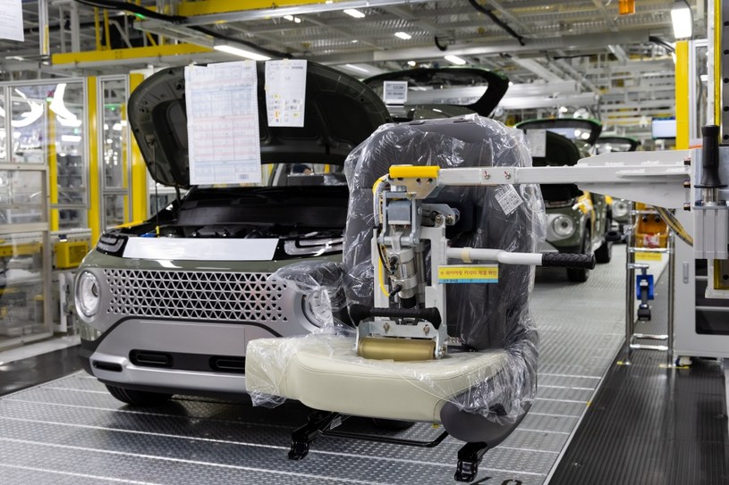 Produkcja samochodów staje w fabrykach na całym świecie. Wszędzie brakuje chipów /Getty Images