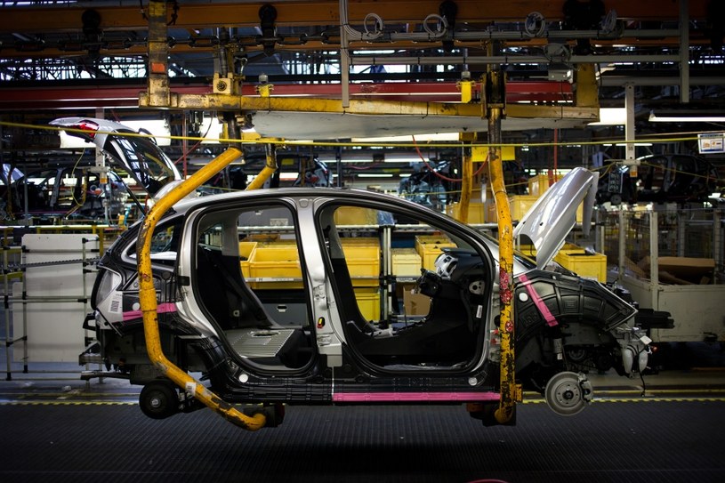 Produkcja samochodów stanęła. W zamian rusza produkcja elementów do respiratorów /Getty Images