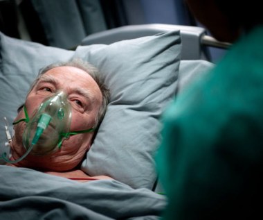 Produkcjami telewizyjnymi nie jest zainteresowany, gdyż... "trzeba dbać o dobre imię". 

"Dostałem propozycję pracy w popularnym serialu, ale stwierdziłem, że rola adwokata, którego ktoś uśmierca, niespecjalnie mi odpowiada. Jako nieboszczyk nie wyglądałbym zbyt estetycznie!" - mówił w jednym z wywiadów.

Aktora mogliśmy jednak oglądać gościnnie w kilku serialach: "Na dobre i na złe", "Lekarzach" (na zdjęciu) czy "Galerii".

 