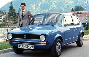 Produkcję Golfa I rozpoczęto w marcu 1974 roku, a oficjalna sprzedaż ruszyła kilka miesięcy później. Podstawowa, 50-konna wersja 1.1 kosztowała 7995 marek. Imię modelu nie pochodzi od nazwy dyscypliny sportowej, ale od prądu zatokowego (Golfstrom). /Volkswagen