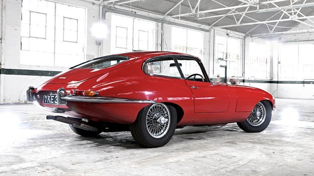 Produkowany w latach 1961-1975 Jaguar E-Type napędzany był silnikami R6 i V12 (269-276 KM). /Jaguar