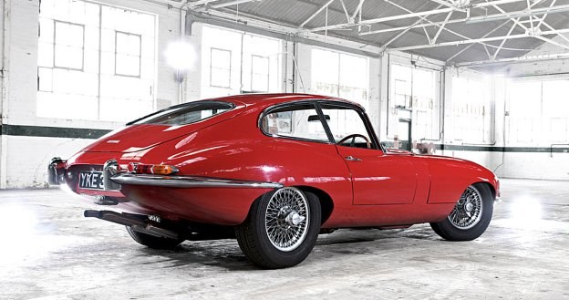 Produkowany w latach 1961-1975 Jaguar E-Type napędzany był silnikami R6 i V12 (269-276 KM). /Jaguar