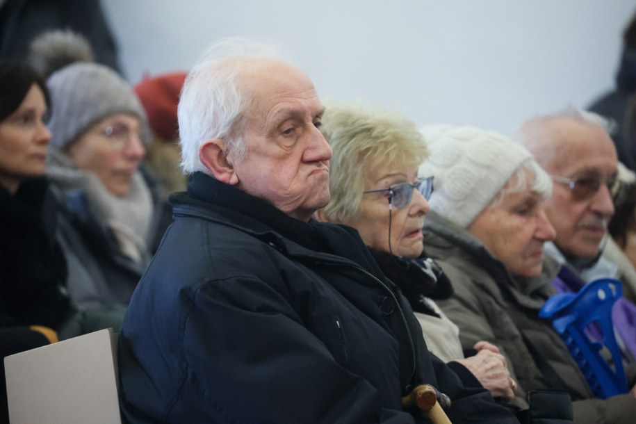 Prof. Andrzej Friszke (C) podczas uroczystości pogrzebowych prof. Andrzeja Paczkowskiego /Leszek Szymański /PAP