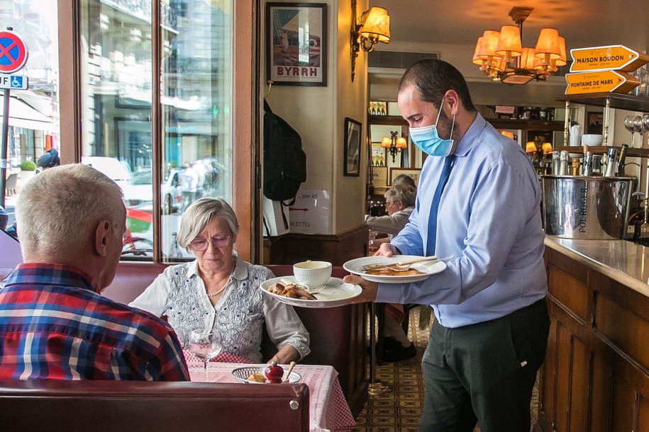 Prof. Banach: naiwnością byłoby myśleć, że koronawirus zniknie /Christophe Petit-Tesson /PAP/EPA