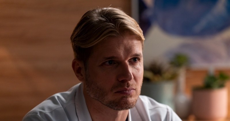 Prof. Beger (Tomasz Ciachorowski) zjawi się w leśnogórskim szpitalu /Źródło: AIM