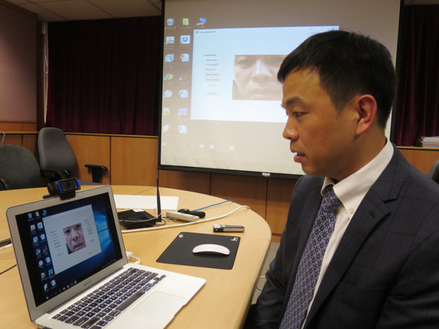Prof. Cheung Yiu-ming demonstruje technologię "lip motion password" /Hong Kong Baptist University /materiały prasowe