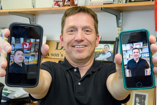 Prof. Chris Barry i jego selfie (po lewej) i "posie" - czyli pozowane zdjęcie wykonane przez kogo innego. /Bob Hubner/WSU /Materiały prasowe