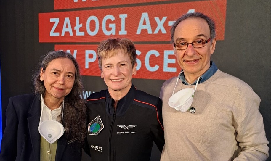 Prof. Ewa Szuszkiewicz i Prof. Franco Ferrari z Uniwersytetu Szczecińśkiego wraz z dowódcą misji Axiom-4 Peggy Whitson /Uniwersytet Szczeciński  /Materiały prasowe